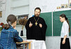 Священник в школе. Фото с сайта ''Новых Известий''