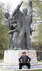 Албанский житель македонского города Дебар у памятника героям Второй мировой войны. Фото AP
