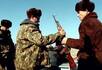 Чеченскому милиционеру вручают оружие. Фото AP