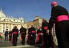 Епископы идут через площадь св. Петра в Ватиканский дворец. Фото Reuters