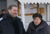 Борис Стомахин с матерью у ворот колонии. 2011 год