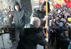 На митинге в Петербурге 18 декабря: потасовка на сцене. Кадр Piter.TV