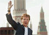Маккартни гуляет по Кремлю. Фото АР