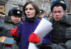 Задержание Изабель Магкоевой у ФСБ. Фото Ники Максимюк/Грани.Ру