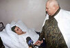 Генерал Казанцев посещает военный госпиталь. Фото AP