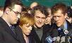 Журналисты НТВ отвечают на вопросы коллег в Останкине 3 апреля 2001 года. Фото НТВ.Ру