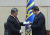 Порошенко вручает Саакашвили украинский паспорт. Кадр 6 канала