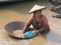 В Меконге водится не только рыба, но и золото. Фото Петра Колесицына