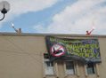 Экологисты в Отрадном. Плакаты на крышах домов, окружающих завод.
