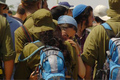 Солдатка ЦАХАЛа утешает жительницу Неве-Декалима. Первый день эвакуации поселений Гуш-Катифа. Фото: Пресс-служба Армии обороны Израиля