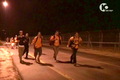 Молодые израильтяне тайком проникают в запрещенную для въезда зону Гуш-Катиф, готовясь оказать сопротивление эвакуации. Кадр 10 канала ИТВ