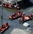 Спасатели обследуют дома в Новом Орллеане по принципу "от двери к двери".