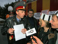 Изъятие бутылки водки "Путинка" майором милиции, пожелавшим остаться неизвестным. Фото Борко/Грани.Ру