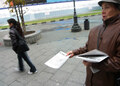 Хаирниса Юнусова, сын которой погиб от милицейских пыток, пытается раздавать прохожим бюллетень "За права человека". Фото Граней.Ру