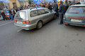 Поехавший было транспорт утыкается группу митингующих.  Фото Д.Борко/Грани.Ру