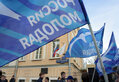 Главный кадр для снимающих: голубые знамена на фоне штаб-квартиры "Яблока". Фото Д.Борко/Грани.Ру