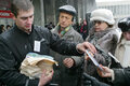 Активисты "Норд-Оста" раздают только что выпущенный сборник материалов о Норд-Осте. Фото Д.Борко/Грани.Ру