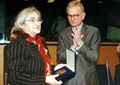 Елена Боннэр получает медаль имени Роберта Шумана в Европарламенте. Фото с сайта www.epp-ed.org