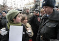 4. Участники предполагавшегося пикета мирно разговаривают с милицией. Фото Д.Борко/Грани.ру