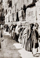 13. Евреи молятся у Стены Плача, 1925 г.