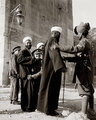 17. Солдаты британской армии обыскивают арабов, входящих в Иерусалим во время палестинского восстания 1920 года.
