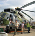 МАКС-2007. Посетители авиасалона фотографируются на фоне военно-транспортного вертолета Ми-171Ш, предназначенного для проведения поисково-спасательных операций. Фото Граней.Ру