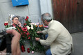 Гарри Каспаров возлагает цветы к месту убийства. Фото Граней.Ру