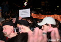 6. Некоторые участники акции поднимают плакаты в защиту Конституции. Фото Людмилы Барковой и Евгении Михеевой 