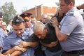 Задержание Константина Косякина. Фото Л.Барковой