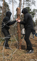 Защитники Цаговского леса демонтируют ограждение. Фото Вероники Максимюк/Грани.Ру