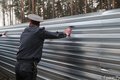 Полицейский у забора в Цаговском лесу. Фото Вероники Максимюк/Грани.Ру