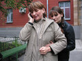 Ольга Зеленина с дочерью. Звонок друзьям после освобождения. Фото Наталии Деминой