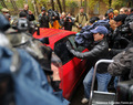 Журналисты осаждают машину с Самуцевич. Фото Людмилы Барковой
