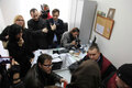 Сотрудники ФМС проверяют паспорт Мило Рау. Фото: Виктор Рибас (http://www.facebook.com/viktor.ribas)