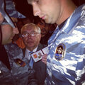 Владимир Лукин пытается пройти в захваченный офис. Фото Николая Полозова