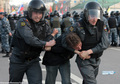 Удушающий прием при задержании сотрудниками 2-го оперполка на Болотной 6 мая. Фото Евгении Михеевой/Грани.ру