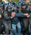 6 мая на Болотной сотрудники 2-го оперполка проводят задержания. Фото Евгении Михеевой/Грани.ру