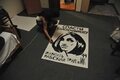 Лусинэ Джанян рисует плакат для пикета в защиту Надежды Толоконниковой