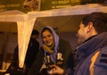 Анна Заячковская на раздаче чая на Евромайдане. Фото с сайта delfi.ua