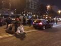 Евромайдан, 12 декабря 2013. Строителей баррикад подвозят на BMW. Фото из твиттера корреспондента Bloomberg Ильи Архипова (@world_reporter)