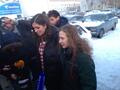 Надежда Толоконникова встречает Марию Алехину в аэропорту Красноярска. Фото Петра Верзилова