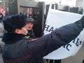 Полиция цензурирует плакаты на шествии 2 февраля. Фото: Грани.Ру