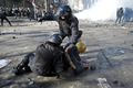 Сотрудники милиции и сторонники оппозиции во время столкновений в центре Киева. Фото: Алексей Фурман/РИА Новости