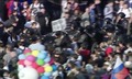 Группа полицейских движется сквозь толпу. Начало эпизода Ильи Гущина. Кадр видеосъемки телеканала "Москва-24" из "Болотного дела"