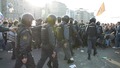 Группа полицейских наталкивается на стоящих демонстрантов в начале эпизода Ильи Гущина. Кадр видео "184 задержания", содержащегося в "Болотном деле"