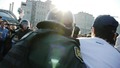 Полицейский Антонов замахивается дубинкой. Кадр видеозаписи "184 задержания" из "Болотного дела"