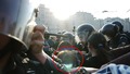 Дубинка летает над головой пожилой женщины. Кадр видеосъемки Таисии Круговых, одного из авторов видео "184 задержания"