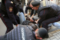Задержание демонстрантов у Замоскворецкого райсуда в день приговора по Болотному делу четырех. Фото: Евгения Михеева/Грани.Ру