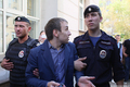 Задержание демонстранта у Замоскворецкого райсуда в день приговора по Болотному делу четырех. Фото: Евгения Михеева/Грани.Ру