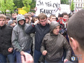 Москва. Неизвестные провокаторы пытаются сорвать митинг оппозиции. 2009 г. Кадр Грани-ТВ